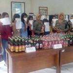 Petugas Satpol PP ketika ekspos penjaga warung dan barang bukti miras. foto: syuhud/ BANGSAONLINE