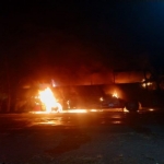 Kobaran api yang melalap Bus Gunung Harta di Situbondo pada Kamis (1/9/2022) malam. Foto: Syaiful Bahri/bangsaonline.com
