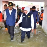 Gubernur Jatim Khofifah dalam sebuah kesempatan meninjau banjir di Lamongan didampingi Bupati Yuhronur, beberapa waktu lalu. 