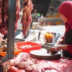 Salah satu pedagang daging di pasar tradisional.