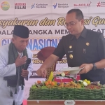 Sesi potong tumpeng oleh Pj Wali Kota Madiun, Eddy Supriyanto di peringatan HGN ke-30. Foto: Hendro Suhartono/BANGSAONLINE