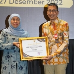 Direktur Utama Bank Jatim Busrul Iman saat menerima penghargaan Paritrana Award Jatim 2022 dari Gubernur Khofifah.