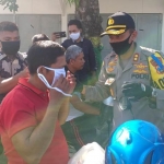 Kapolres Sumenep AKBP Darman turun langsung membagikan ribuan masker ke pengguna jalan saat Operasi Patuh Semeru 2020.