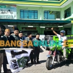 Ketua DPC PKB Sidoarjo, Subandi, didampingi anggota Fraksi PKB saat menyerahkan bantuan motor sampah. Foto: MUSTAIN/BANGSAONLINE