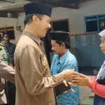 Wakil Bupati Pamekasan, RB. Fattah Jasin didampingi Kapolres Pamekasan, AKBP Rogib Triyanto dan Dandim 0826 Pamekasan, Ubaidillah, 
 saat mengunjungi keluarga kakak beradik korban tenggelam yang meninggal dunia di Sungai Ghazali, Kamis (1/12/2022).