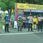 Bupati Sambari, bersama Wabup Moh. Qosim dan Kapolres AKBP Kusworo Wibowo ketika meninjau check point PSBB Covid-19. Foto: SYUHUD/ BANGSAONLINE