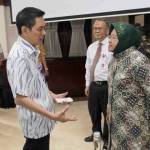 Walikota Tri Rismaharini mendengarkan keluh kesah keluarga korban. (Humas Pemkot Surabaya)