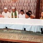 Gus Ipul saat berziarah di makam Sunan Giri di Gresik, Jumat (16/2).