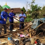 Relawan saat membersihkan puing-puing salah rumah warga yang roboh akibat terjangan puting bliung.