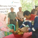 FM Pertamina EP, Agus Amperianto saat memotong tumpeng.