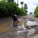 ?Konsisi Jalan Ledug-Pelintahan Kecamatan Prigen yang kondisinya rusak parah, Selasa (6/5/2014). foto:bambang/sulistiawan/bangsaonline