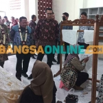 Pj Wali Kota Mojokerto memdampngi Reni Yanita dari Dirjen Industri Kecil Menengah dan Aneka (IKMA) Kemenperin saat melihat proses pembuatan batik. Foto: ROCHMAT SAIFUL ARIS/BANGSAONLINE