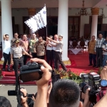 Pakde Karwo bersama Kadishub Jatim Wahid Wahyudi serta Kapolrestabes Surabaya memberangkatkan angkutan online secara simbolis di Halaman Gedung Negara Grahadi SUrabaya, Kamis (4/1). Foto: YUDI ARIANTO/BANGSAONLINE