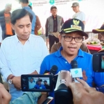 Wali Kota Malang Sutiaji saat diwawancarai awak media, usai meresmikan kampung rolak menjadi kampung tematik, Minggu (28/07). foto: istimewa