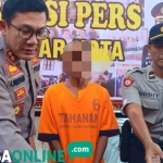 Pelaku persetubuhan saat dirilis di Mapolres Blitar.