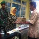 Bupati Kediri Haryanti Sutrisno saat menyerahkan bantuan hand tractor kepada petani guna mewujudkan swasembada pangan. (Arif Kurniawan/BANGSAONLINE)