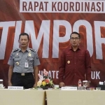 Kadiv Keimigrasian Kanwil Kemenkumham Jatim, Herdaus (dua dari kiri), dan Kepala Kantor Imigrasi Kelas II Non TPI Kediri, Denny Irawan (tiga dari kiri). Foto: Ist