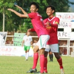 Wildan Mahmudi Harianto nomor punggung 7 usai mencetak gol ke gawang Asifa FC sore tadi di stadion Menak Sopal Trenggalek. Foto: HERMAN S/BANGSAONLINE
