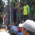 TOLAK: Kepala Desa (Kades) Purwokerto Ashar Hunaifi saat menemui pengunjuk rasa dengan naik diatas truk, kemarin. foto: tri susanto/ BANGSAONLINE