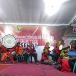 Kuntulan Caruk di pentas seni kemerdekaan di Kelurahan Kertosari.