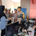 Kapolres AKBP Bayu Pratama Gubunagi didampingi kasatlantas dan kasi propam saat sidak di gedung SIM Walk Thru Mapolres Pasuruan.