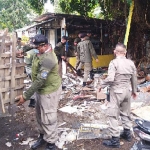 Petugas Satpol PP saat membongkar bangunan liar di sepanjang Jalan Raya Darmo Indah, Surabaya.