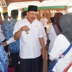 Wabup Pungkasiadi menyalami JCH pegawai negeri sipil (PNS) Kabupaten Mojokerto.