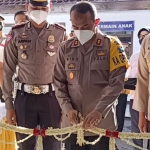 Kapolres Kediri Kota AKBP Miko Indrayana didampingi Wakapolres Kediri Kota Kompol Wachid Arifaini dan Kasat Lantas Polres Kediri Kota AKP Arpan saat menggunting pita, tanda peresmian renovasi Gedung Satpas (Satuan Penyelenggara Administrasi SIM) Satlantas Polres Kediri Kota. (foto: MUJI HARJITA/ BANGSAONLINE)