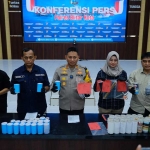 Kapolres Blitar Kota AKBP Danang Setiyo menunjukkan barang bukti bubuk petasan dan puluhan selongsong petasan dari ketas.