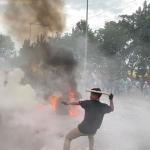 Aksi bakar ban saat demo mahasiswa menolak pengesahan RUU KUHP di Gedung DPRD Kabupaten Probolinggo, Selasa (26/7/2022).