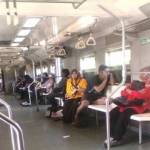 Komuter sidoarjo surabaya, sepi penumpang, ada yang ketiduran segala. foto: riszki sandi/ BANGSAONLINE