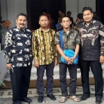 Ketua KPU Gresik Ahmad Roni, Anggota KPU Makmun, dan Plt Kepala Dinsos Abu Hasan menemani anak almarhum Supiin menerima santuan dari Gubernur Jawa Timur.
