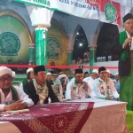 Dr KH Asep Saifuddin Chalim saat memberikan mauidzah hasanah di Pesantren Al-Qodiri Jember, Kamis (5/4/2018). Tampak KH Ahmad Muzakki Syah, Romahurmuziy dan para kiai lain. Foto: bangsaonline.com