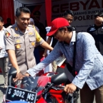 Kapolres AKBP Feby DP Hutagalung saat menyerahkan sepeda motor kepada pemiliknya.