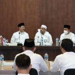 Wali Kota Pasuruan, Saifullah Yusuf, bersama pimpinan Majelis Ulama Indonesia saat rapat koordinasi menyambut Bulan Suci Ramadan 1443 H.