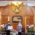 Gubernur Jatim Khofifah melantik Plt Bupati Nganjuk Marhaen Djumadi, Selasa (11/5/21).