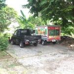 Lahan fasum Pemkot Surabaya yang digunakan parkir kendaraan milik resto Bu Rudy. Foto: Rusmiyanto/BANGSAONLINE.com