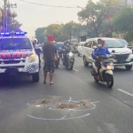 TKP kecelakaan seorang lansia di Jalan Raya Gajah Mada, Sidoarjo.