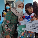Forum Relawan Penanggulangan Bencana (FRPB) Kabupaten Pamekasan bersama Rengganis Indonesia menyalurkan bantuan dalam program "Kita Bisa Sekolah dan Nutrisi Tambahan" bagi penyandang gizi buruk, Jumat (3/9/2021). (foto: ist)