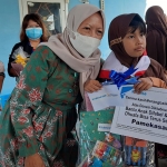 Forum Relawan Penanggulangan Bencana (FRPB) Kabupaten Pamekasan bersama Rengganis Indonesia menyalurkan bantuan dalam program "Kita Bisa Sekolah dan Nutrisi Tambahan" bagi penyandang gizi buruk, Jumat (3/9/2021). (foto: ist)