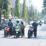 Pengguna jalan turun dari kendaraan ketika lagu Mars Pancasila dikumandangkan. (foto: ist.)