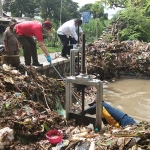 Wabup Nganjuk Marhaen Jumadi, bersama Kepala DLH dan Camat Baron, saat meninjau pembersihan tumpukan sampah di Desa Sambiroto Kecamatan Baron. foto: BAMBANG/ BANGSAONLINE