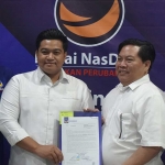 Dari kanan, Ketua DPD Nasdem Gresik Thoriq Majiddhonar, Syahrul, Triputro, dan Imron Rosyadi menunjukan SK rekom dari DPP Nasdem. Foto: Ist.