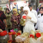 Gubernur Khofifah Indar Parawansa melakukan cek harga sembako di Pasar Besar Madiun Rabu (22/5). foto: ist