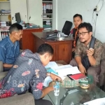 Komisioner Bawaslu Lamongan Amin Wahyudin saat menerima pelapor. 