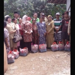 Ketua Tim Penggerak PKK Ponorogo beserta instansi terkait saat memberikan sembako dan bedah rumah.