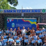 Para peserta foto bersama usai pelatihan didampingi para instruktur.
