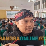 Anggota Komisi IX DPR RI, Nurhadi, saat memberi keterangan kepada awak media. Foto: MUJI HARJITA/BANGSAONLINE