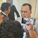 Ketua BPJS Watch Jatim, Arief Supriyono, saat memberi keterangan kepada awak media.