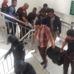 Tim Kejari Gresik membawa sejumlah berkas usai melakukan penggeledahan di kantor Dinkes, Senin (6/8) lalu.